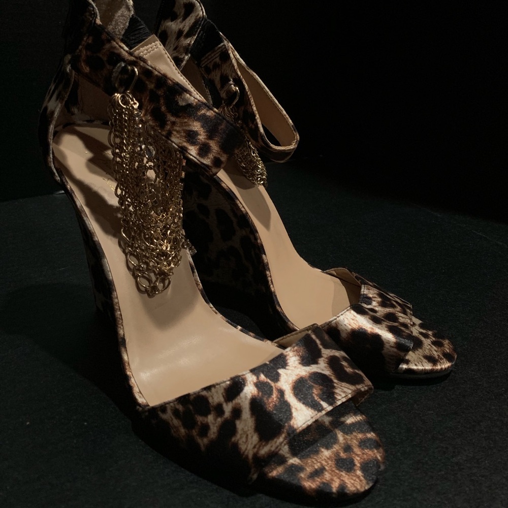 Cheetah heels with gold chain